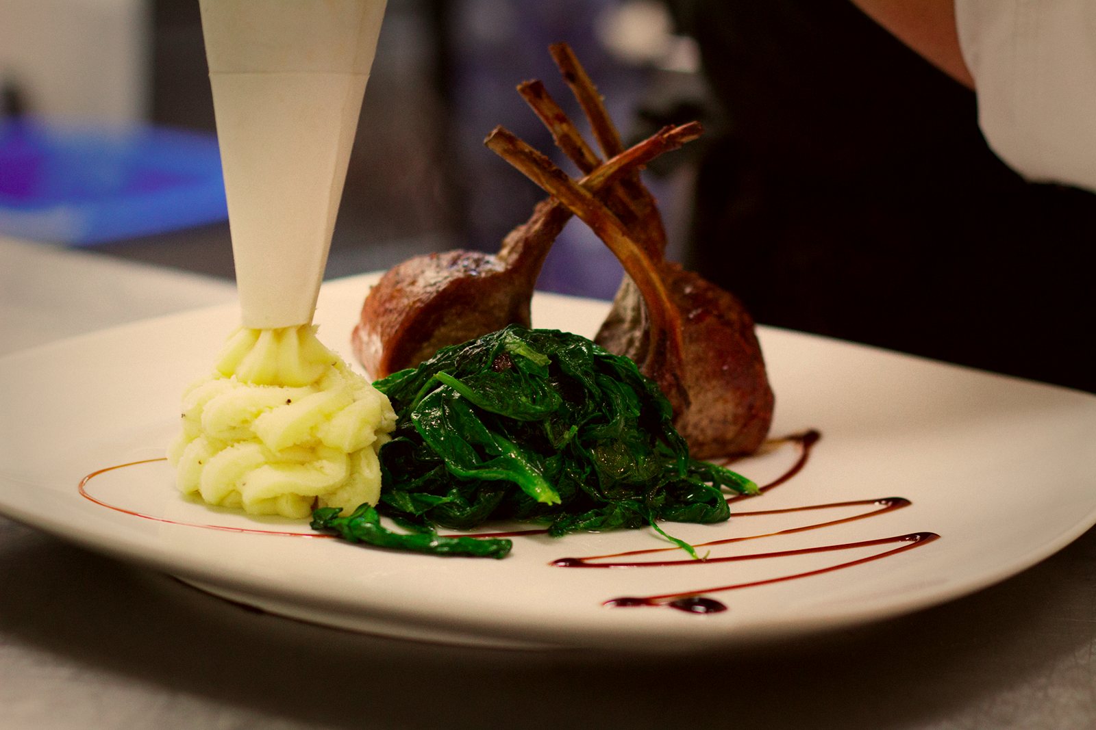 Lammkarree mit Spinat und Kartoffelpüree